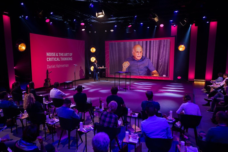 Daniel Kahneman tijdens zijn digitale masterclass over zijn boek 'Noise'